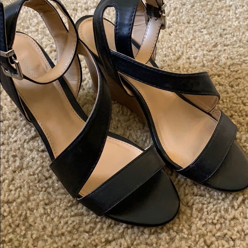 Black express wedges
